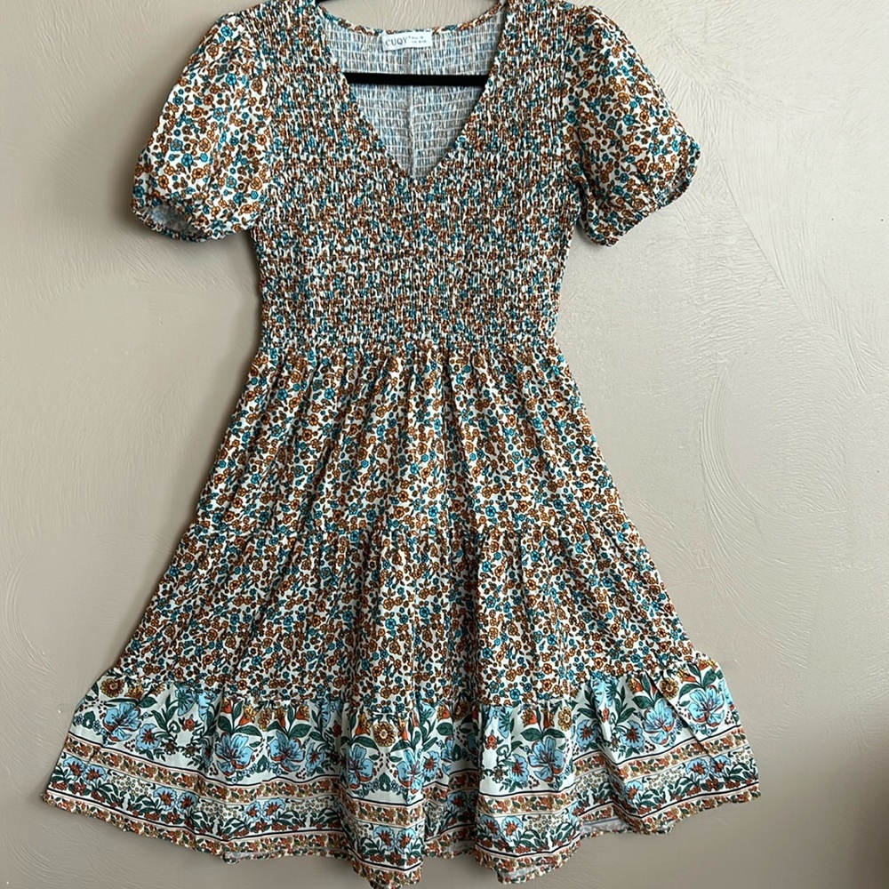 Cuqy Women’s A- Line Smocked Tiered Floral Dress. Size Medium.
